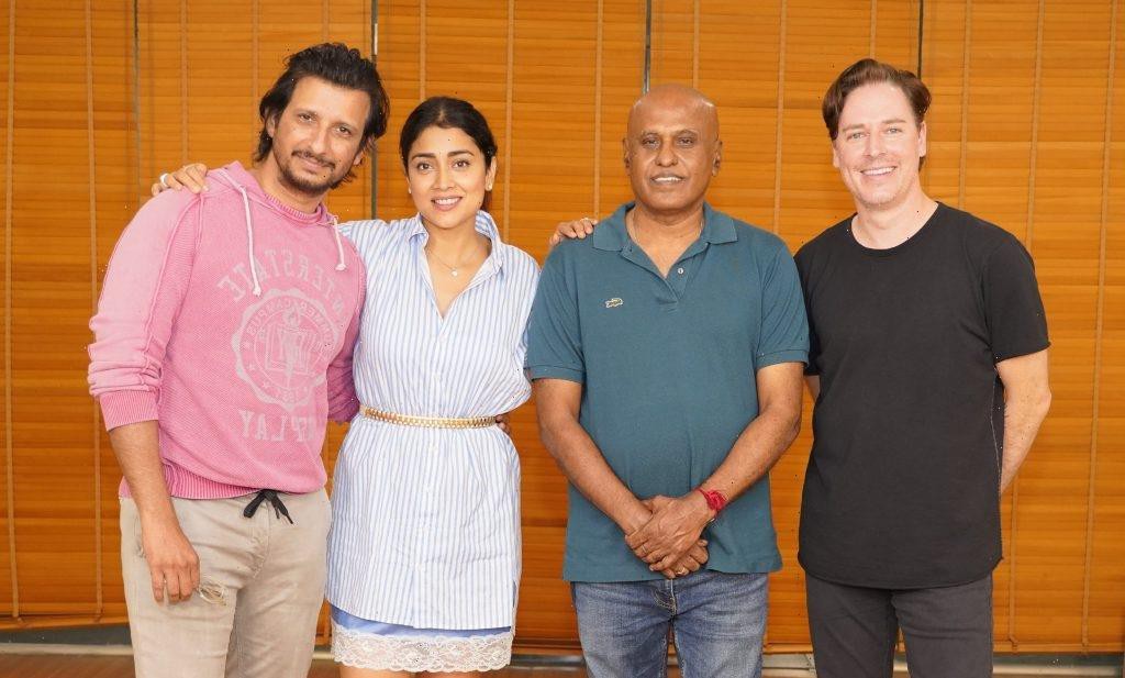 శర్మన్ జోషి, శ్రియా శరన్ ప్రధాన తారాగణంగా మాస్ట్రో ఇళయరాజా సంగీత సారథ్యంలో యామిని ఫిలింస్ చిత్రం `మ్యూజిక్ స్కూల్` అనౌన్స్మెంట్ శర్మన్ జోషి, శ్రియా శరన్ ప్రధాన తారాగణంగా మాస్ట్రో ఇళయరాజా సంగీత సారథ్యంలో యామిని ఫిలింస్ చిత్రం `మ్యూజిక్ స్కూల్` అనౌన్స్మెంట్