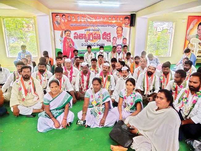 దళితులు అందరికీ దళిత బంధు ఇవ్వాలి దళితులు అందరికీ దళిత బంధు ఇవ్వాలి