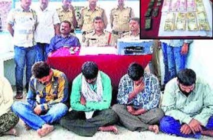 నకిలీ నోట్ల తయారీ ముఠా ఆరెస్టు నకిలీ నోట్ల తయారీ ముఠా ఆరెస్టు