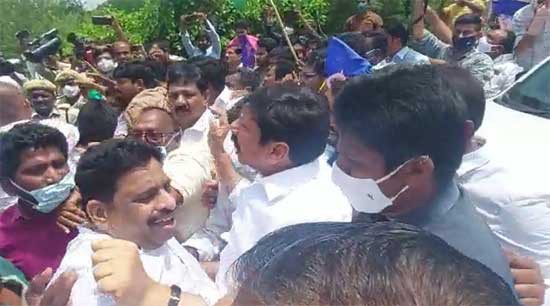 పోలీసులు, వైకాపా కార్యకర్తల తోపులాట పోలీసులు, వైకాపా కార్యకర్తల తోపులాట
