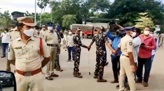 టీడీపీ కార్పోరేటర్ హత్యకు కుట్ర కుట్రను భగ్నం చేసిన పోలీసులు టీడీపీ కార్పోరేటర్ హత్యకు కుట్ర కుట్రను భగ్నం చేసిన పోలీసులు