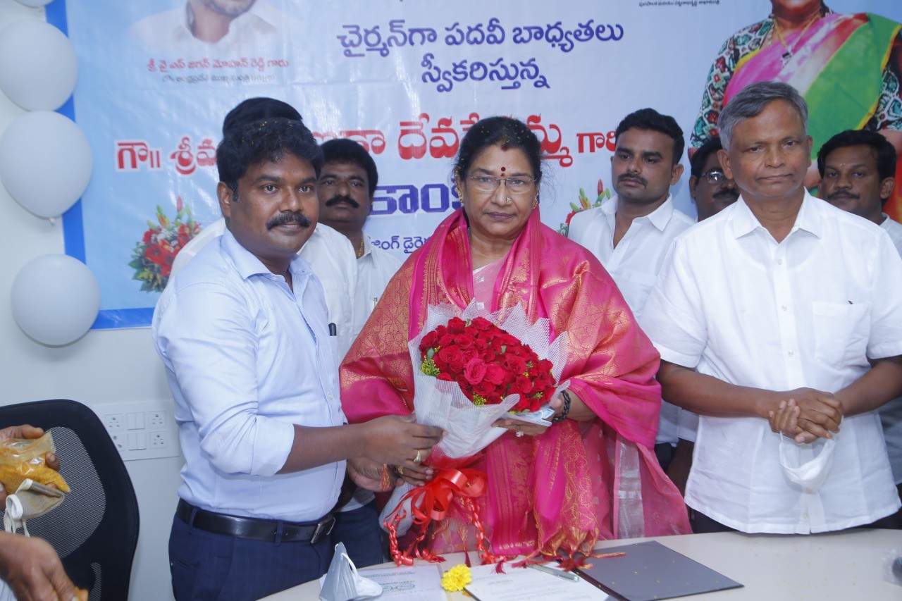 స్వచ్ఛాంధ్ర సంస్థ చైర్ పర్సన్ గా పోనకా దేవసేనమ్మ ప్రమాణ స్వీకారం గూడూరు అభివృద్దే లక్ష్యంగా పనిచేస్తా స్వచ్ఛాంధ్ర సంస్థ చైర్ పర్సన్ గా పోనకా దేవసేనమ్మ ప్రమాణ స్వీకారం గూడూరు అభివృద్దే లక్ష్యంగా పనిచేస్తా