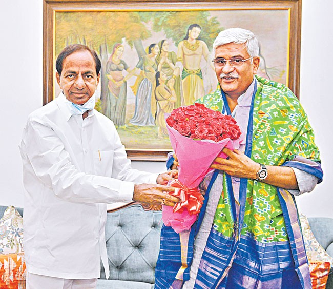 జలశక్తి శాఖ మంత్రి షెకావత్తో ముఖ్యమంత్రి కేసీఆర్ భేటి జలశక్తి శాఖ మంత్రి షెకావత్తో ముఖ్యమంత్రి కేసీఆర్ భేటి