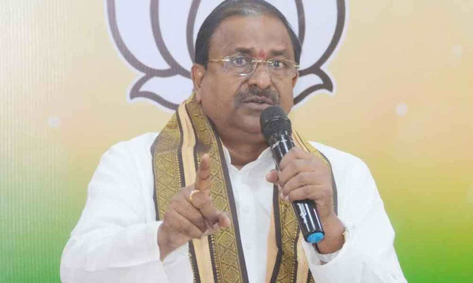 వెంకన్నతో జగన్ ఆడుకుంటున్నాడు బిజెపి రాష్ట్ర అధ్యక్షుడు సోము వీర్రాజు వెంకన్నతో జగన్ ఆడుకుంటున్నాడు బిజెపి రాష్ట్ర అధ్యక్షుడు సోము వీర్రాజు