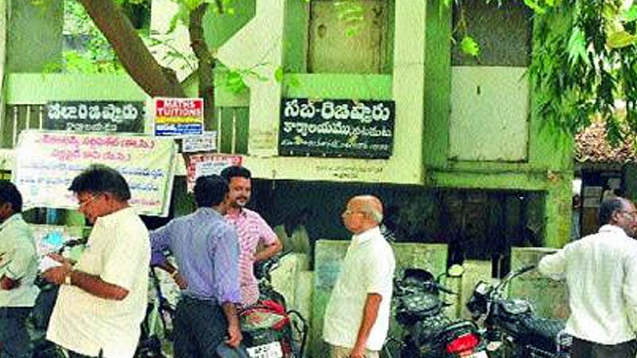 అక్రమాల పుట్టగా రిజిస్ట్రేషన్ శాఖ అక్రమాల పుట్టగా రిజిస్ట్రేషన్ శాఖ