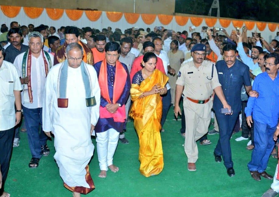 శ్రీ చాగంటి కోటేశ్వర్ రావు గారి ప్రవచనాలు నిజామాబాదు జిల్లాలో , పాల్గొన్న ఎంపీ కవిత కుటుంబసభ్యులు !! శ్రీ చాగంటి కోటేశ్వర్ రావు గారి ప్రవచనాలు నిజామాబాదు జిల్లాలో , పాల్గొన్న ఎంపీ కవిత కుటుంబసభ్యులు !!