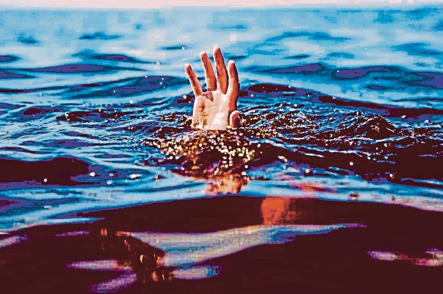 నల్లగొండ జిల్లా పీఏపల్లి మండలం ఏఎంఆర్ కాలువలో పడ్డ ట్రాక్టర్..9 మంది మృతి. నల్లగొండ జిల్లా పీఏపల్లి మండలం ఏఎంఆర్ కాలువలో పడ్డ ట్రాక్టర్..9 మంది మృతి.