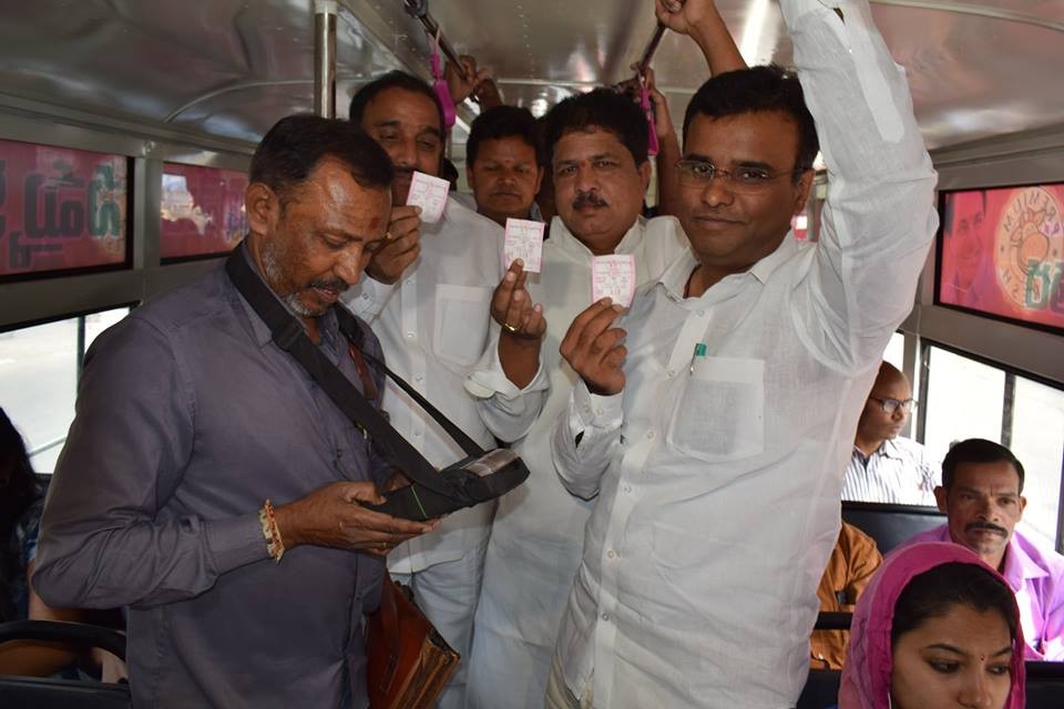 ఆర్టీసి బస్ లో ప్రయాణం చేసిన ఎమ్మెల్యేలు!! 