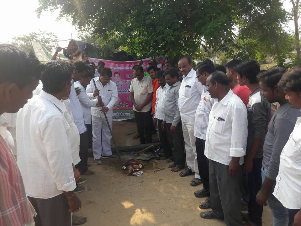 పల్లెనిద్ర కార్యక్రమంలో రాష్ట్ర ప్రణాళికా సంఘం ఉపాధ్యక్షులు సింగిరెడ్డి నిరంజన్ రెడ్డి !! పల్లెనిద్ర కార్యక్రమంలో రాష్ట్ర ప్రణాళికా సంఘం ఉపాధ్యక్షులు సింగిరెడ్డి నిరంజన్ రెడ్డి !!