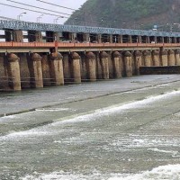 ప్రకాశం బ్యారేజీకి పట్టి సీమ నీళ్లు